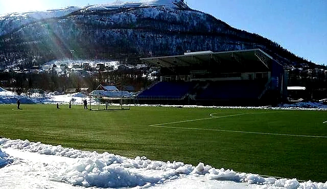 TUIL Arena med fjell i bakgrunnen. Snø på bakken.