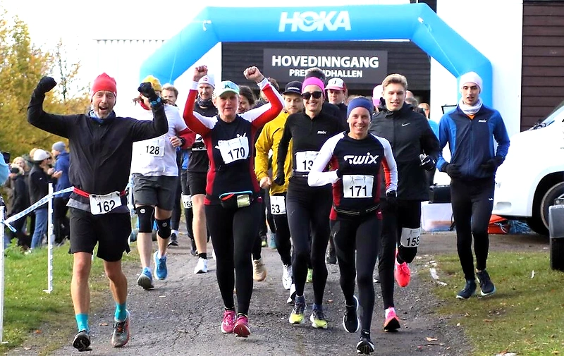 Løpere på Hamar Backyard Ultra 50M, løper mot mål, HOKA-bue i bakgrunnen.