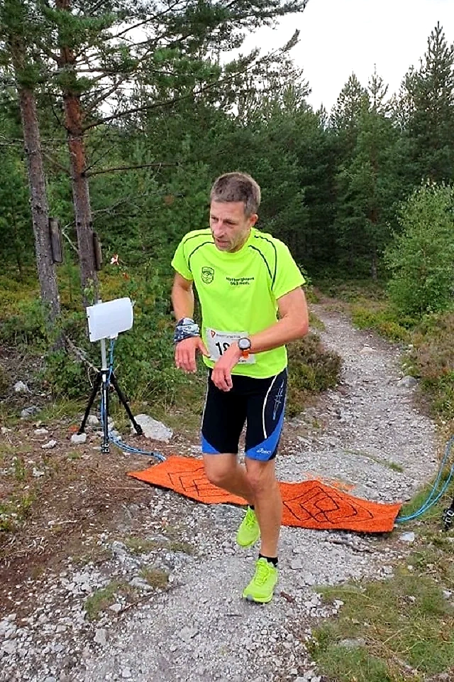 Runner in the Hamarkarusellen on a trail.