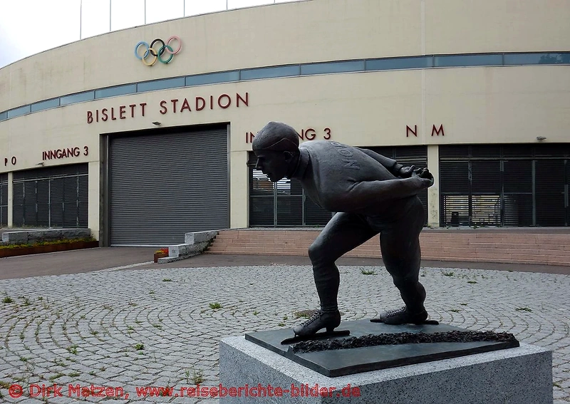 Bislett Stadium, the race venue for the Jentemila. A statue of a speed skater in front of the stadium.