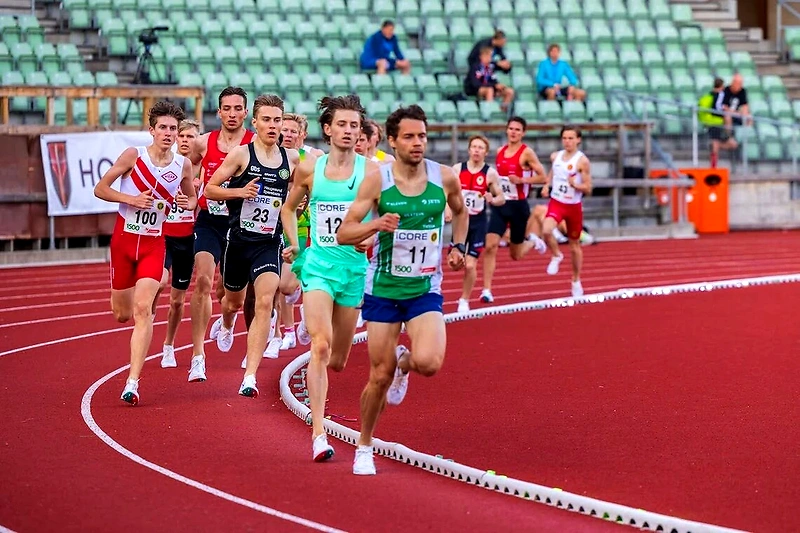 Runners in a race at Bislett Stadium.