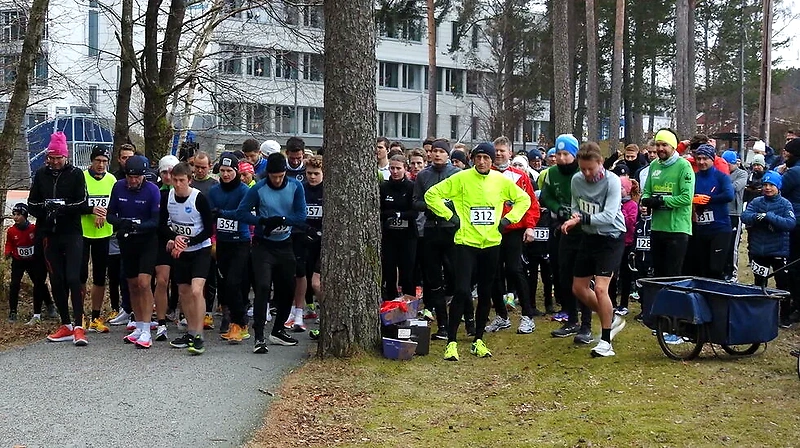 Løpere klare for å starte et løp i et skogområde.