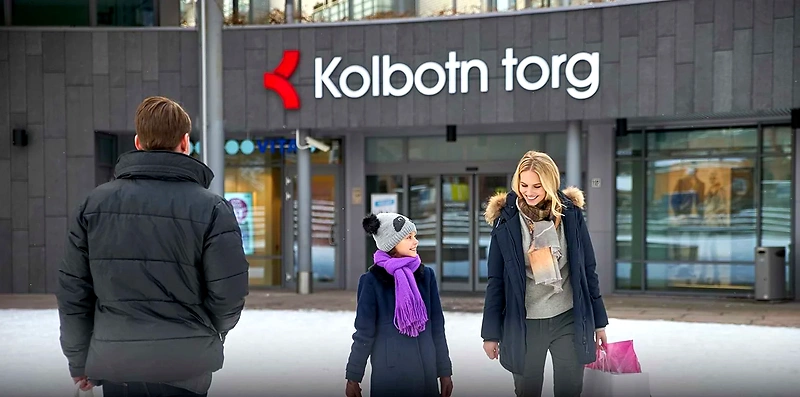 People in front of Kolbotn Square.