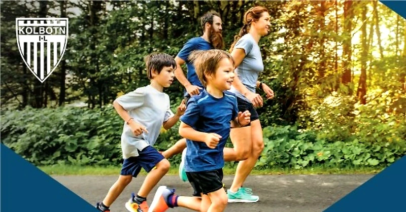 Family running on a trail with the Kolbotn I-L logo.