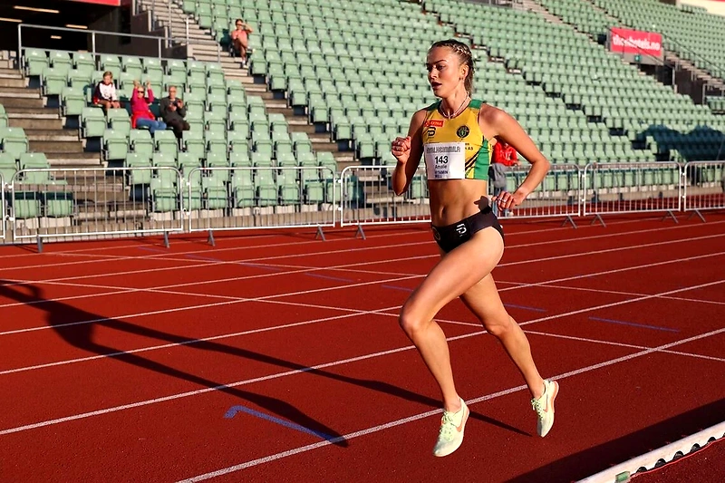 A female runner at Bislett Stadium during the Kvalheimmila race.