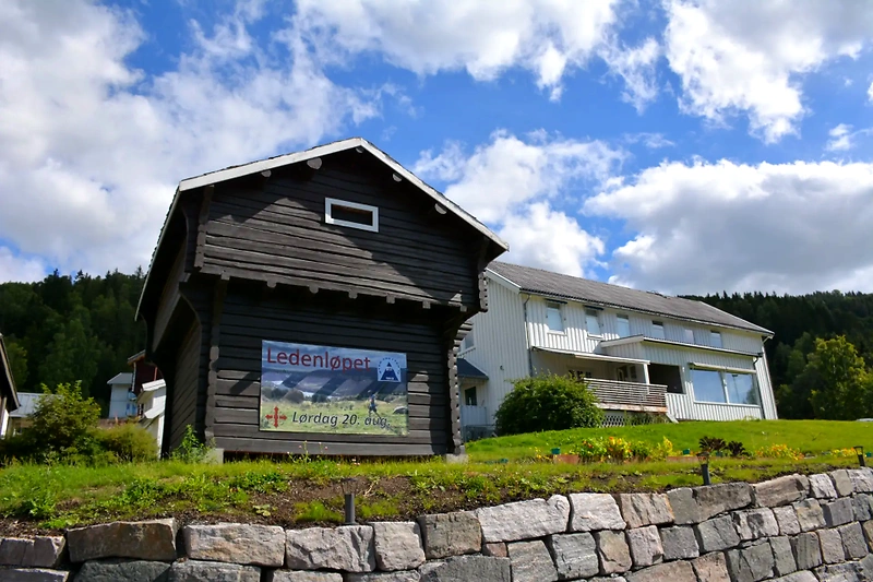 Sign for the Ledenløpet on a building in Gudbrandsdalen.