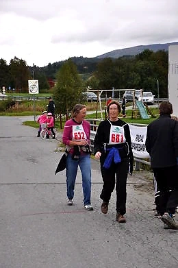 Runners with race numbers on their way to the race.