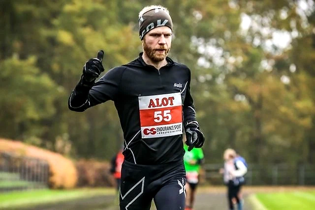 Runner in Magni Marathon gives a thumbs up.