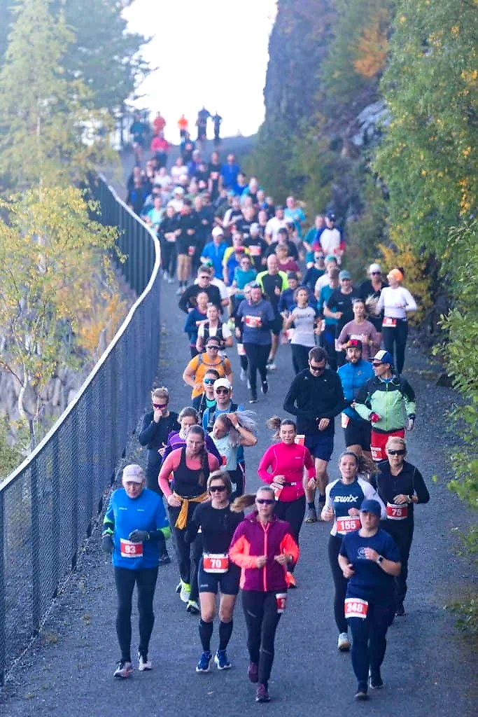 Mange løpere deltar i Muruvik Backyard Ultra. Vakkert høstlandskap.