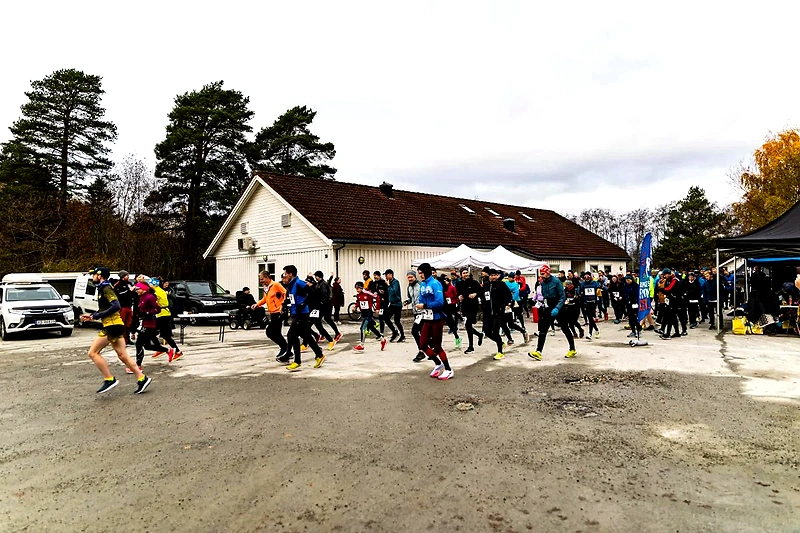 Løpere i Muruvik Backyard Ultra. Godt bilde av løpet.