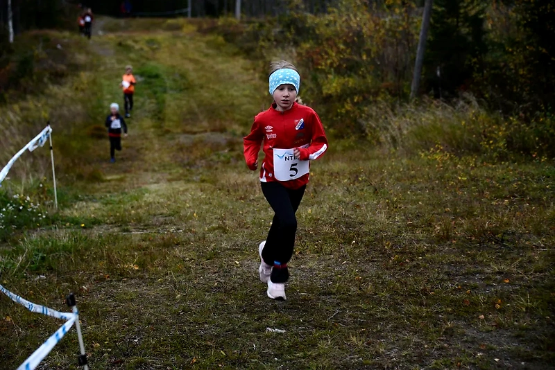 Children run cross country.