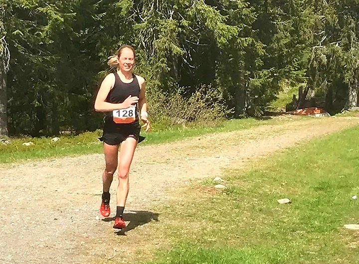 Runner woman on trail during the Nipkollen Challenge cross-country race.