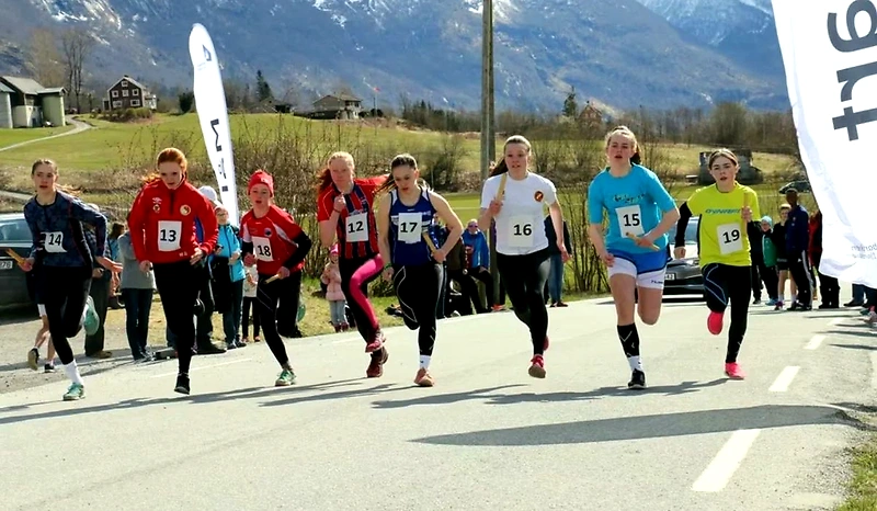 The Øygarden Running Carousel - Race 6. Youths are running a relay race on the road.