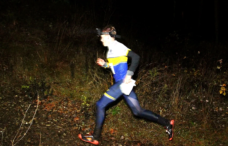 Runner with a headlamp in Øygarden.