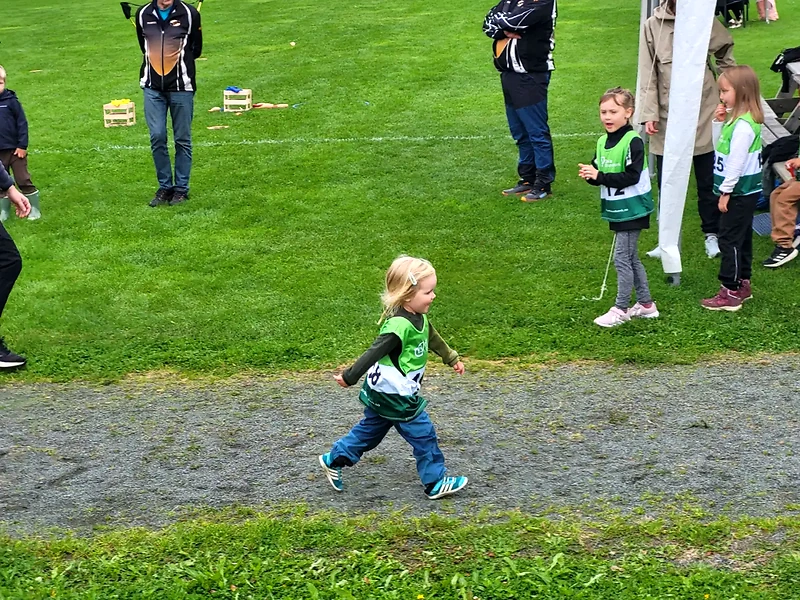 Children are running in a race, probably Resfjellet Up Mini.