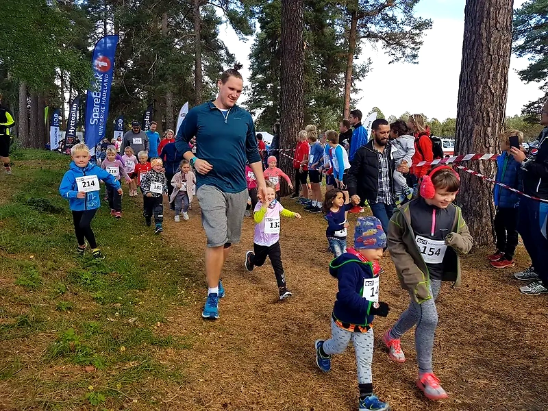 Children's race in Schjongstesten, many runners in the woods with bib numbers.