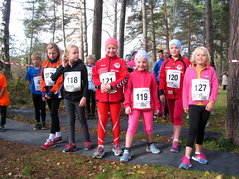 Children ready for the Schjongtesten race, with bib numbers and race logos on their bibs.