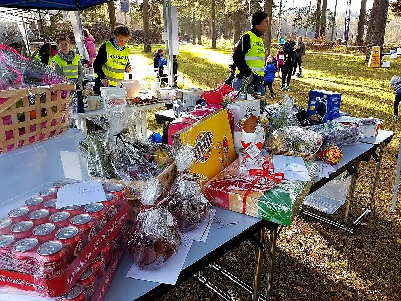 Table with food and drinks and gifts for a race.