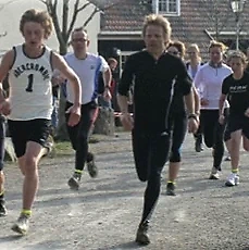 Løpere i et terrengløp, fokus på fysisk aktivitet og psykisk helse.