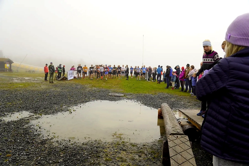 Runners at the starting line for Skeikampen Opp.