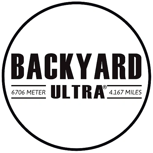 Backyard Ultra logo med svart tekst og sirkel. Viser distanse i meter og miles.