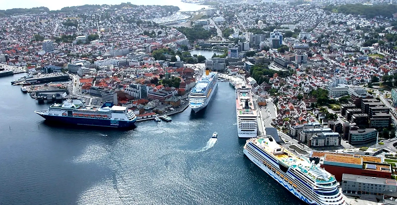 Overview image of Stavanger harbor with a cruise ship.