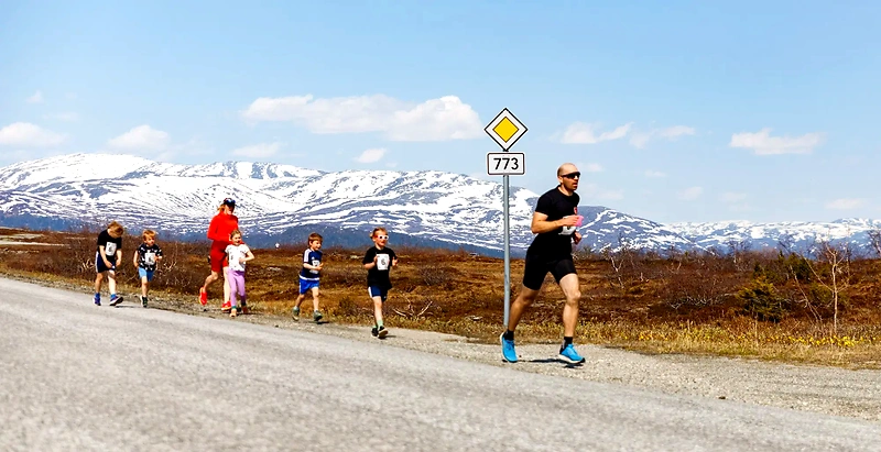 Runners in the mountainous landscape during the Steinfjell Relay.