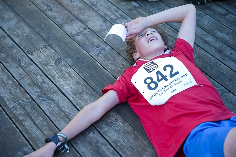 Exhausted runner in Stoltzekleiven Uphill with bib number 842 on their back.