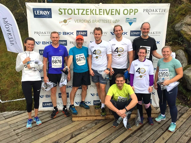 Runners with a banner for Stoltzekleiven Opp.