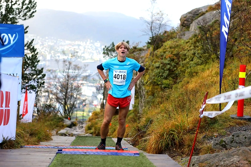 Runner in the Stoltzekleiven Uphill Race with bib number 4018 at the finish line. Trail running in Bergen.