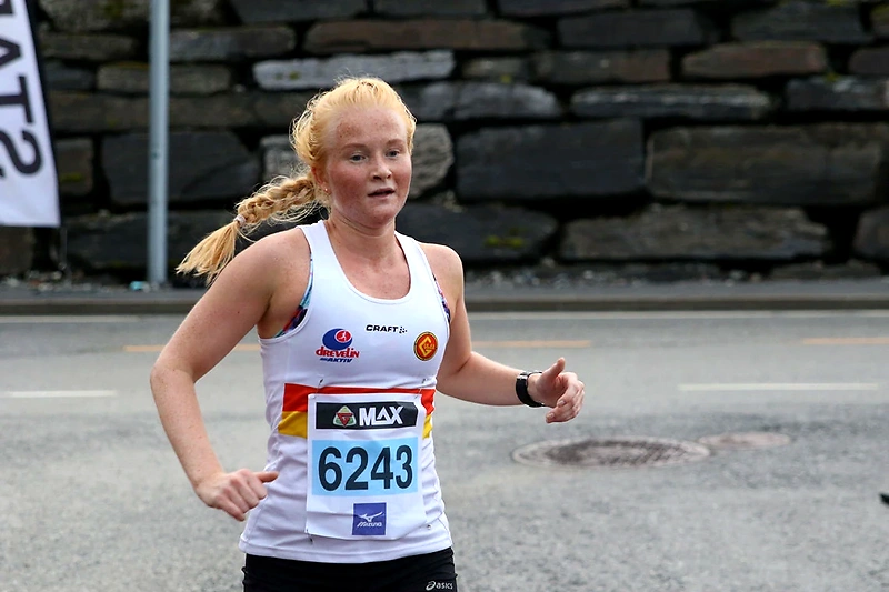 Runner with a bib number in the Stomperudkarusellen.