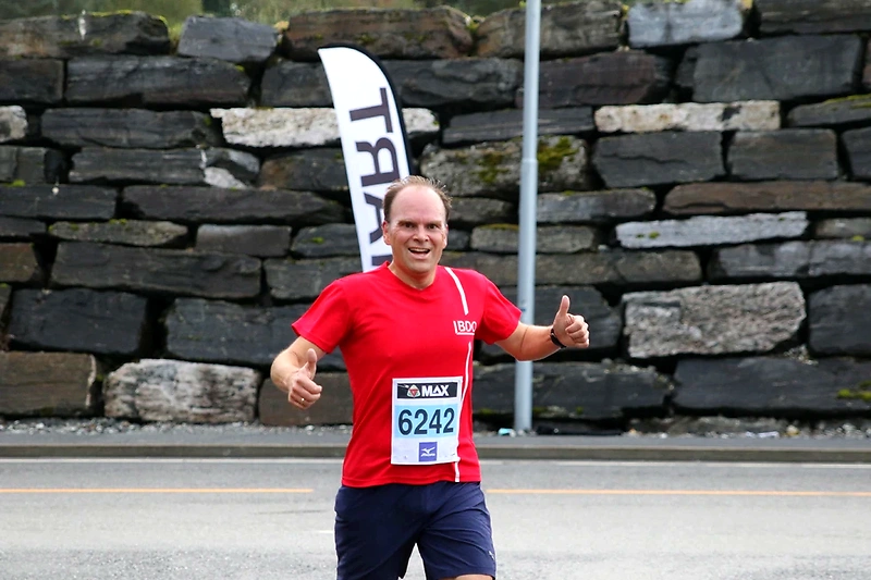 Runner gives a thumbs up during the Stomperudkarusellen race.