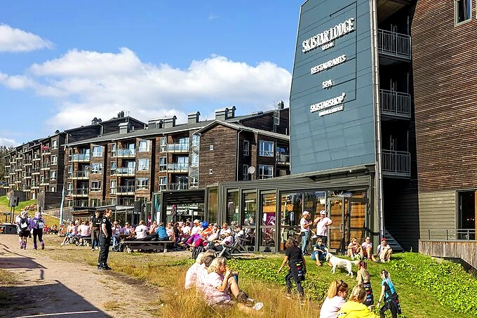 People are gathering outside SkiStar Lodge in Fageråsen, Trysil, likely in connection with Trysilrypa.