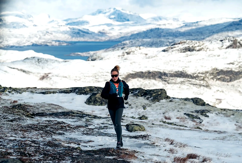 Runner in a mountainous landscape with snow, perfect for Tyin Filefjell Extreme.