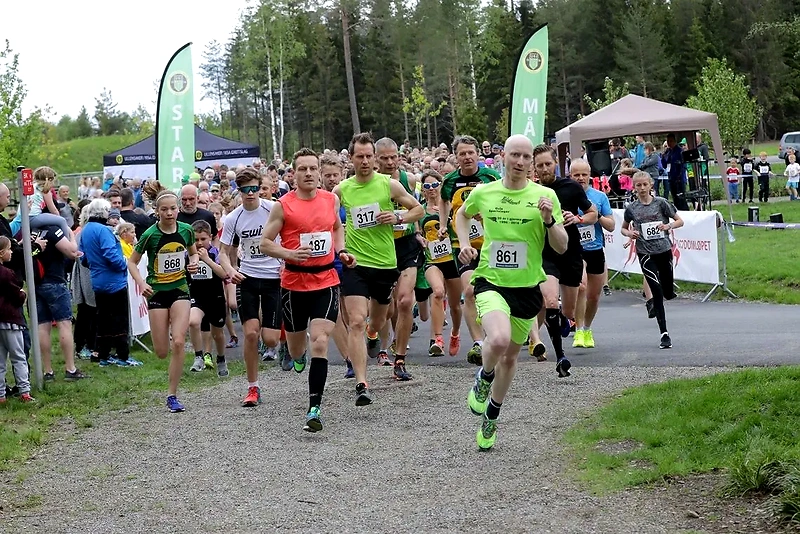 Run in the UKI-Caroussel, many runners at the starting line.