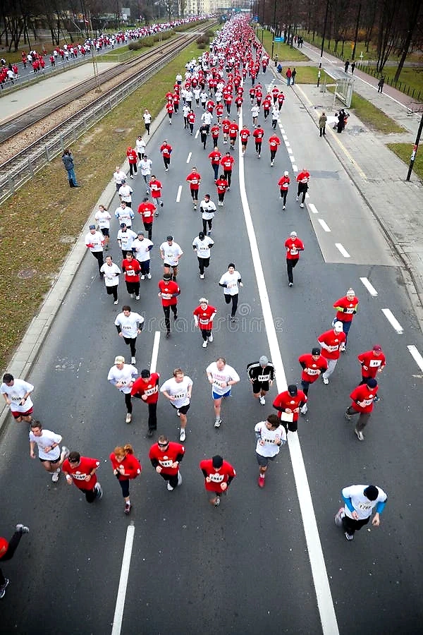 Biegacze podczas zawodów na asfalcie.