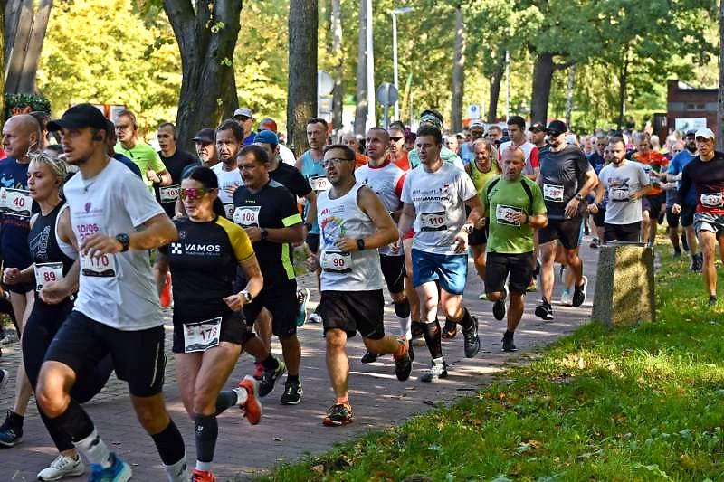 Biegacze podczas biegu na 10 km w Paprocanach.