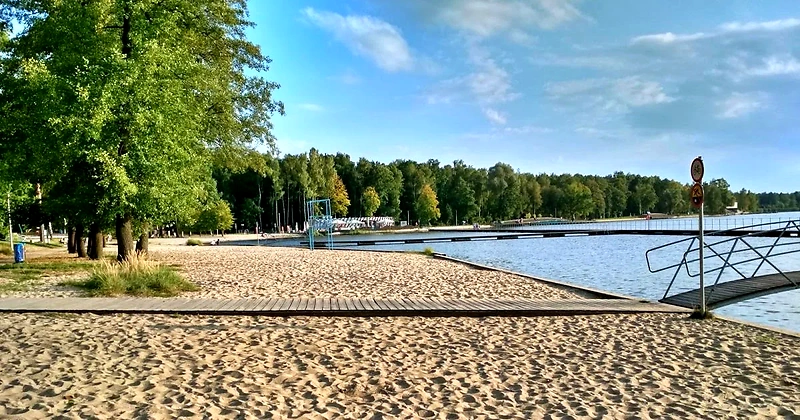 Plaża nad jeziorem Paprocańskim, miejsce biegu.