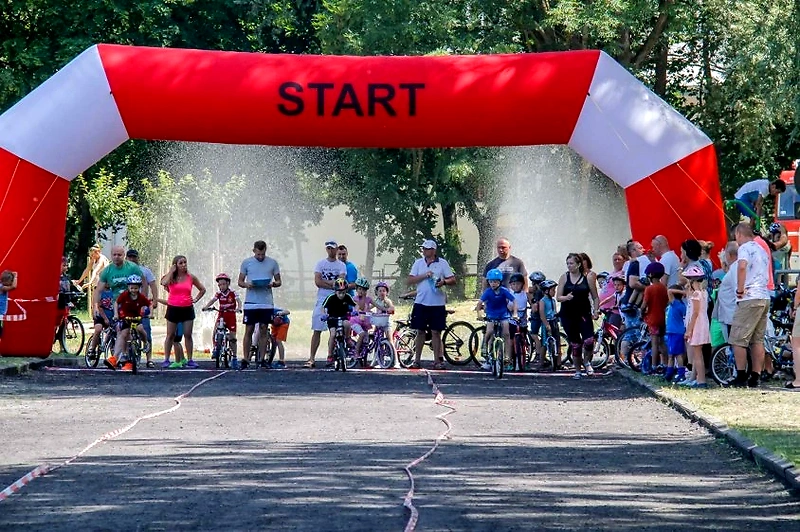 Start wyścigu dla dzieci z napisem 