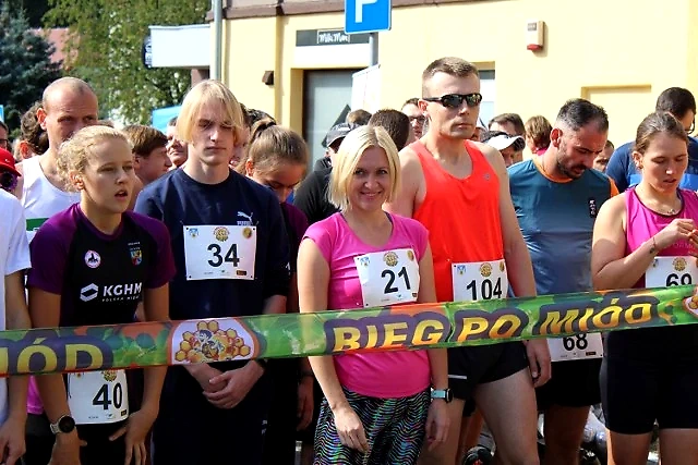 Biegacze na linii startu, gotowi do biegu.