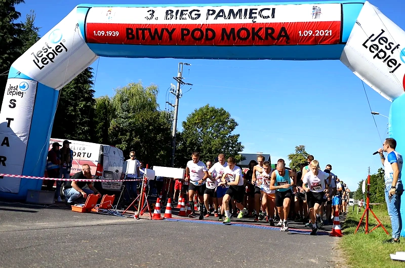 Biegacze startują w Biegu Pamięci Bitwy pod Mokrą.