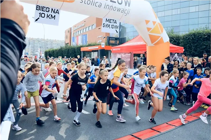 Dzieci biegnące w biegu na 10 km, start.