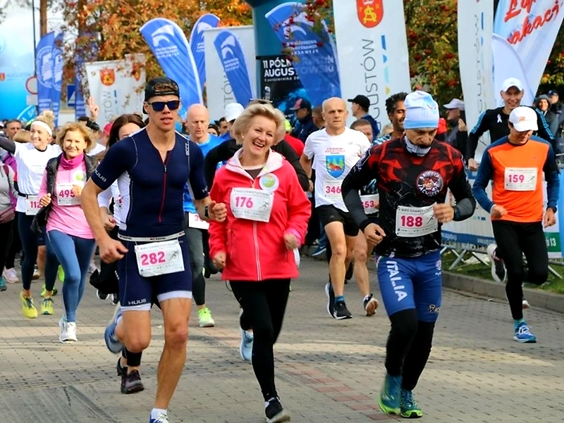 Biegacze podczas biegu ulicznego.