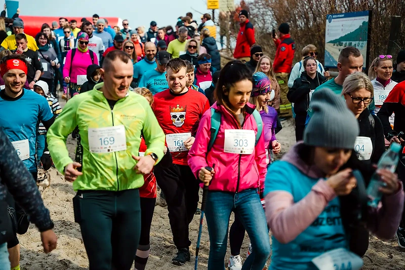 Biegacze na trasie biegu, Nordic Walking. Uczestnicy z numerami startowymi.