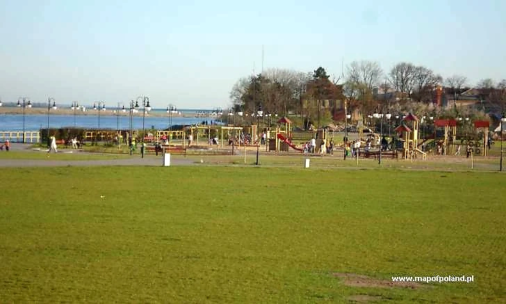 Bulwar Nad Wisłą w Tczewie. Park, ludzie, woda.