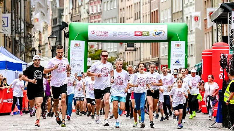Biegacze podczas biegu ulicznego w Gdańsku.