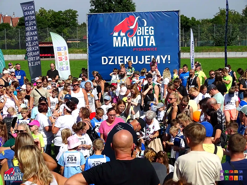 Tłum na biegu z banerem 