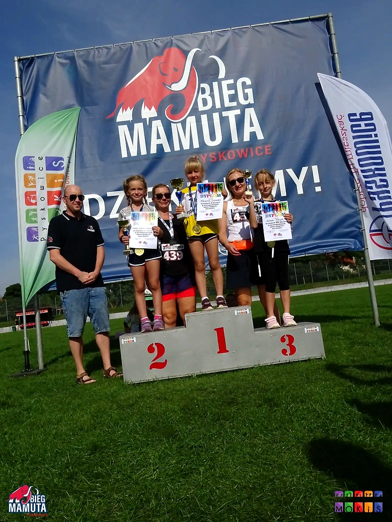 Zwycięzcy Biegu Mamuta na podium.