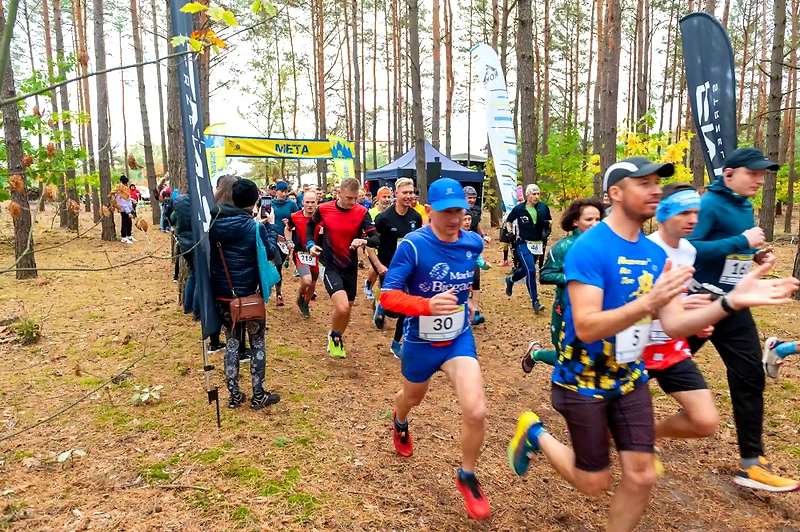 Biegacze na leśnym szlaku, bieg przełajowy.