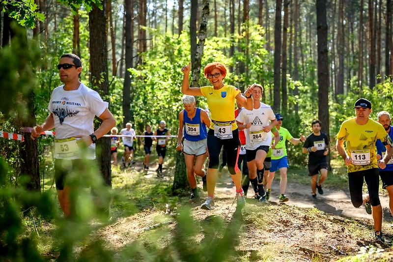 Biegacze na leśnej ścieżce podczas 5 Radzymińskiego Trail.